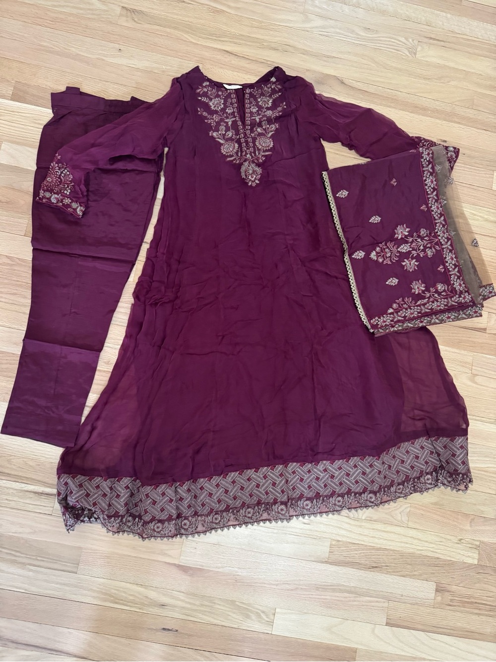 Xenia Formals Women’s 3 piece shalwar kameez NWOT Maroon
